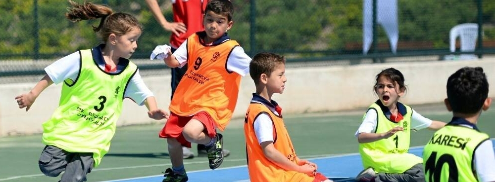 Karesili çocuklar bilgisayarda değil, sokakta oynuyor