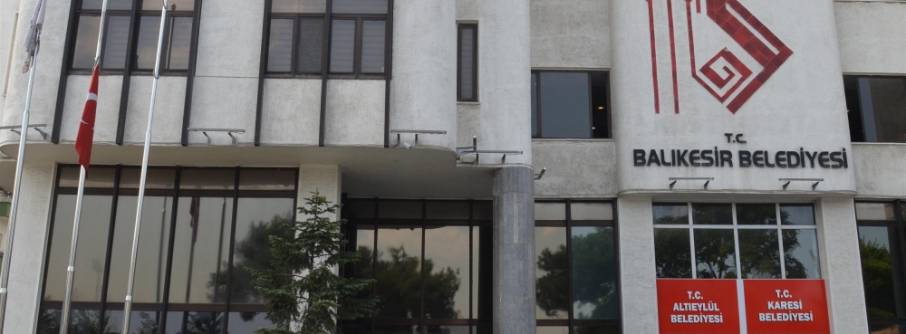 3 günlük yas ilan edilmesi kararının ardından bayraklar yarıya indirildi.