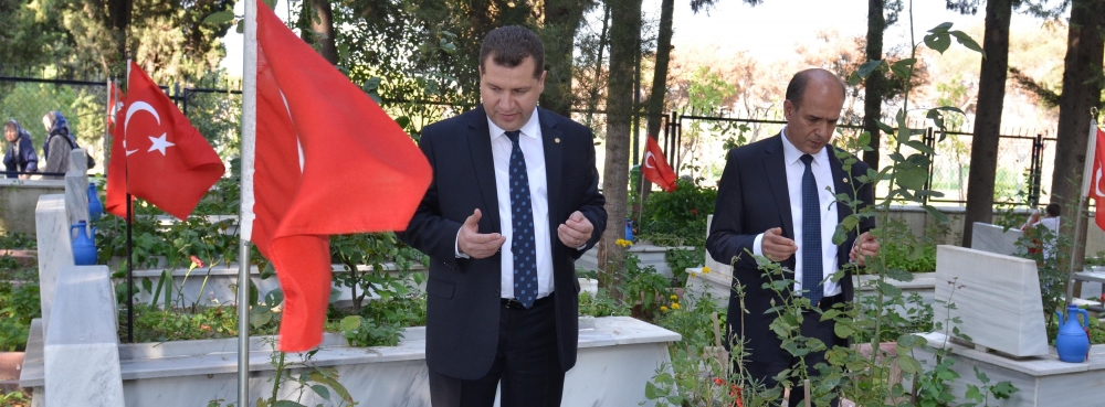 Başkan Yılmaz, şehitlerimizi ziyaret etti