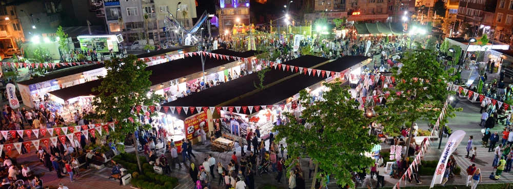 Gündüz sahada gece bedestende