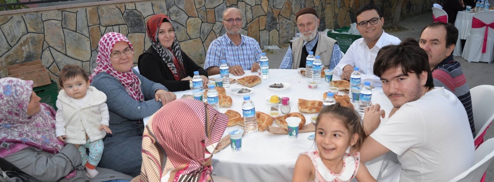 Karesi'nin gönül sofrası 4 kuşağı bir araya getirdi