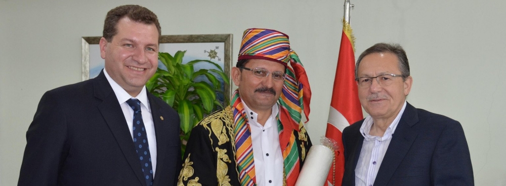 Protokol 'Kırmızı Dipli Mum'la Kurtdereli Güreşleri'ne davet edildi