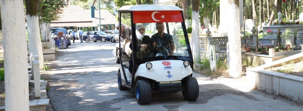 Karesi'de golf arabasıyla mezarlık ziyareti