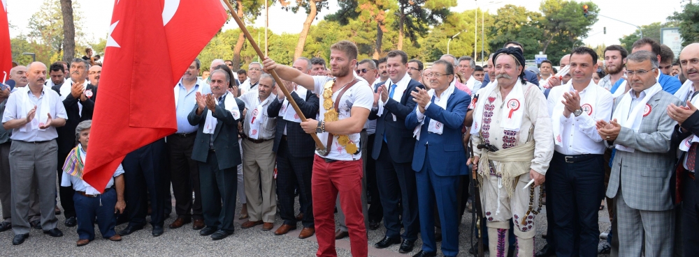 Kurtdereli Mehmet Pehlivan Anıtı'na çelenk sunuldu