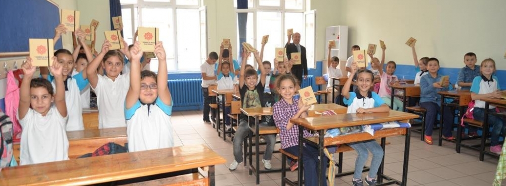 Karesi, öğrenci ve öğretmenleri unutmadı