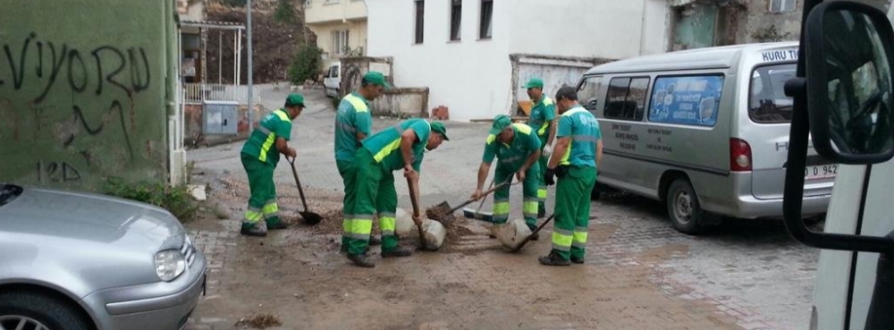 Karesi'de yağmurun olumsuz izleri siliniyor