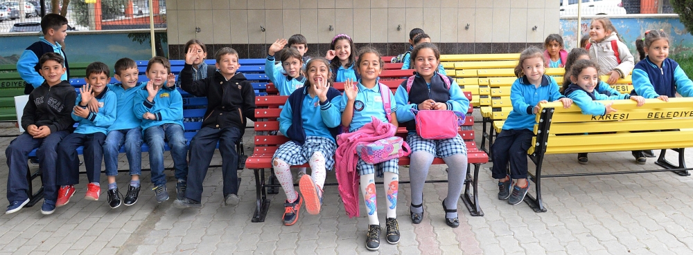 Karesi'de banklar daha estetik ve daha kullanışlı