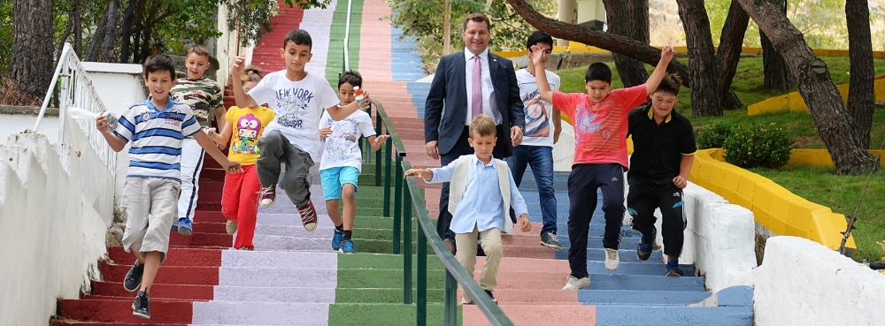 Karesi geleceğe çocuklarla koşuyor